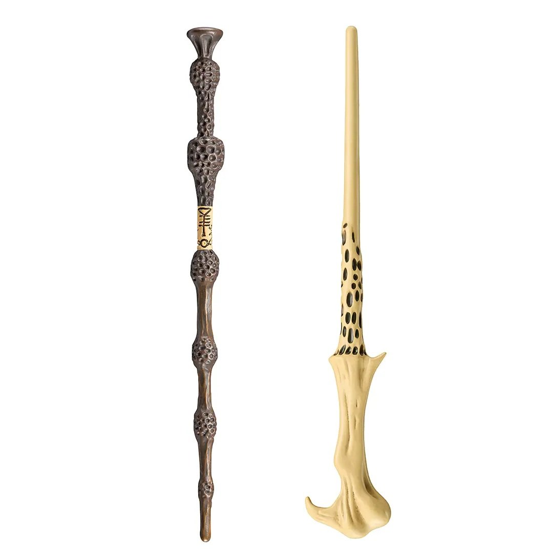 Set Harry Potter – 2 Baguettes PVC (30 cm) – Lord Voldemort & Baguette de Sureau. Coffret collector sous licence officielle avec deux baguettes mythiques.