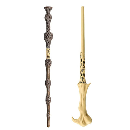 Set Harry Potter – 2 Baguettes PVC (30 cm) – Lord Voldemort & Baguette de Sureau. Coffret collector sous licence officielle avec deux baguettes mythiques.