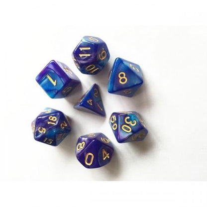 Lot de 7 dés multiformat en boîte – Fusion Bleu et Violet Sombre – Jeu de rôle. Set bleu profond et violet foncé effet fusion avec chiffres dorés (D4, D6, D8, D10, D00, D12, D20). Un design mystique et arcane parfait pour Donjons & Dragons, Pathfinder et autres jeux de rôle.