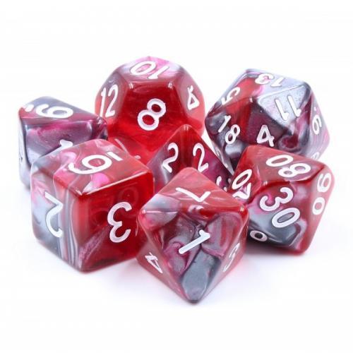 Lot de 7 dés en boîte – Dragon's Blood – Jeu de rôle. Set complet rouge et noir marbré avec chiffres blancs (D4, D6, D8, D10, D00, D12, D20). Un design puissant et mystique, parfait pour Donjons & Dragons, Pathfinder et autres jeux de rôle.