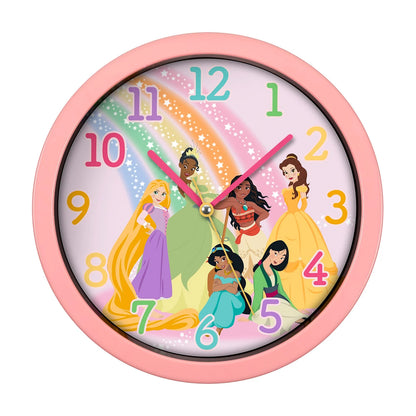 Horloge murale Disney Princesses – 24 cm. Horloge ronde avec plusieurs princesses Disney sur fond arc-en-ciel, chiffres colorés, design officiel.