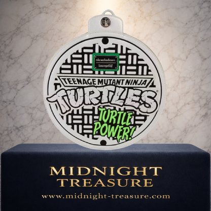 Sac à dos Loungefly Les Tortues Ninja Classic Turtle Power en forme de bouche d'égout, s'ouvrant pour révéler le repaire souterrain de Leonardo, Raphael, Donatello et Michelangelo avec personnages mobiles.