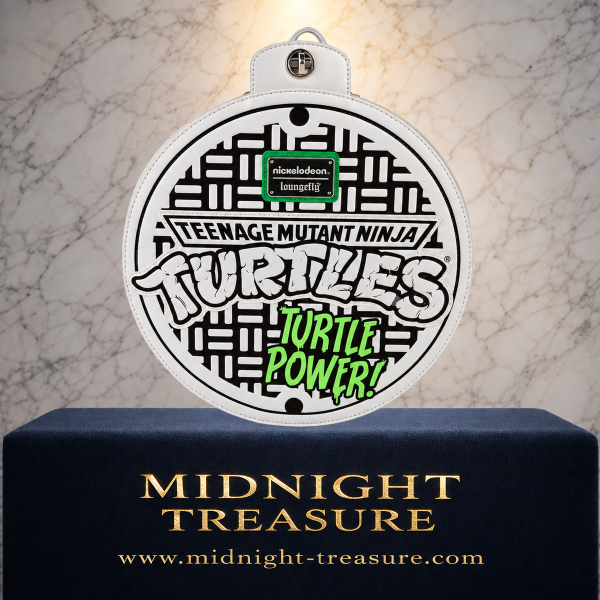 Sac à dos Loungefly Les Tortues Ninja Classic Turtle Power en forme de bouche d'égout, s'ouvrant pour révéler le repaire souterrain de Leonardo, Raphael, Donatello et Michelangelo avec personnages mobiles.