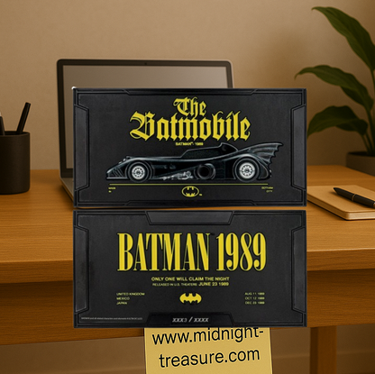 Lingot XL Batmobile 1989 – édition limitée DC, 145 x 73,6 mm, design embossé noir avec numérotation individuelle et présentoir inclus.