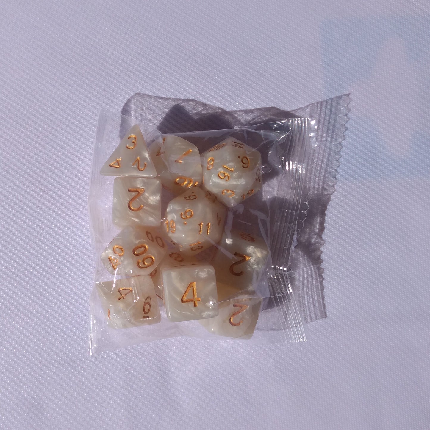 🎲👑 Lot de Dés – Blanc Nacré & Doré – Set Complet 11 Pièces – Jeu de Rôle 👑🎲