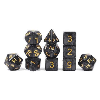 "Lot de 11 dés noir nacré avec chiffres dorés – Parfait pour jeux de rôle et jeux de société. Inclut différents types de dés (D4, D6, D8, D10, D12, D20) pour toutes vos aventures ludiques."

