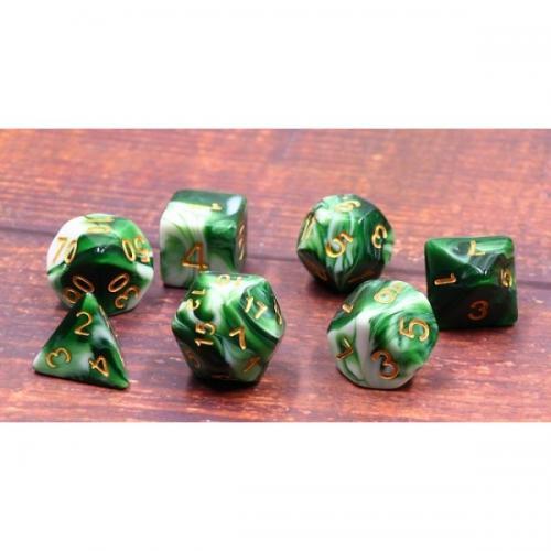 Lot de 7 dés – Emerald White Jade – Jeu de rôle. Set complet marbré vert émeraude et blanc jade avec chiffres dorés (D4, D6, D8, D10, D00, D12, D20). Un design raffiné et unique, parfait pour Donjons & Dragons, Pathfinder et autres jeux de rôle.