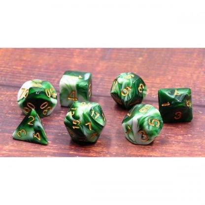 Lot de 7 dés – Emerald White Jade – Jeu de rôle. Set complet marbré vert émeraude et blanc jade avec chiffres dorés (D4, D6, D8, D10, D00, D12, D20). Un design raffiné et unique, parfait pour Donjons & Dragons, Pathfinder et autres jeux de rôle.