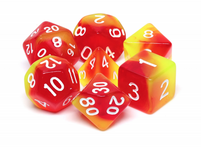 Lot de 7 dés multiformat en boîte – Fusion Rouge et Jaune – Jeu de rôle. Set rouge et jaune effet fusion avec chiffres blancs (D4, D6, D8, D10, D00, D12, D20). Un design vibrant et énergétique parfait pour Donjons & Dragons, Pathfinder et autres jeux de rôle.