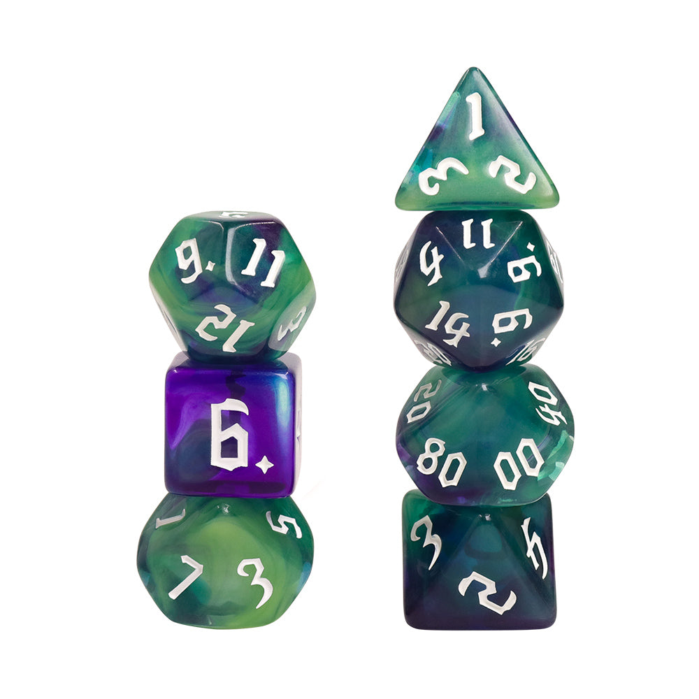 Lot de 7 dés en boîte – Green Goblins – Jeu de rôle. Set complet marbré vert et violet avec chiffres blancs (D4, D6, D8, D10, D00, D12, D20). Un design malicieux et unique, parfait pour Donjons & Dragons, Pathfinder et autres jeux de rôle.