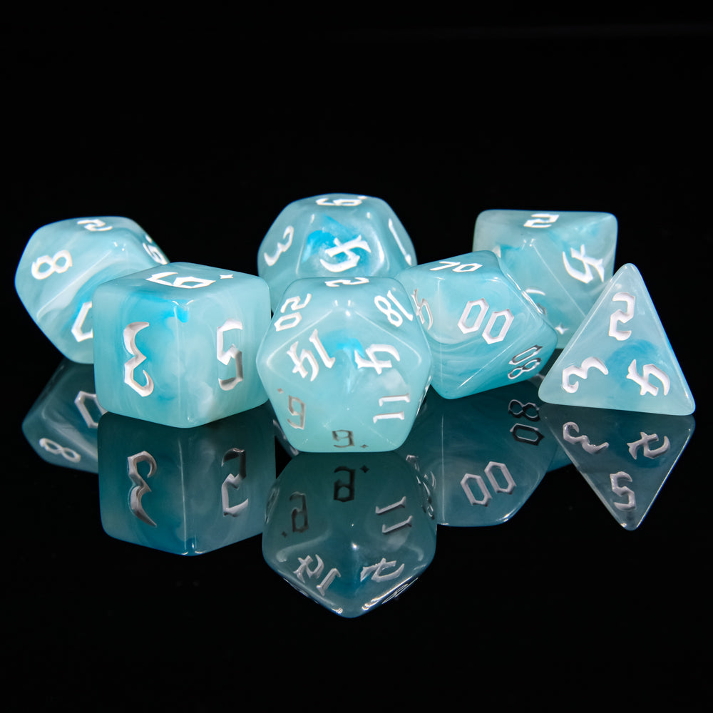 Lot de 7 dés multiformat en boîte – Nuage Blanc – Jeu de rôle. Set bleu ciel et blanc effet nuageux avec chiffres blancs (D4, D6, D8, D10, D00, D12, D20). Un design doux et aérien parfait pour Donjons & Dragons, Pathfinder et autres jeux de rôle.
