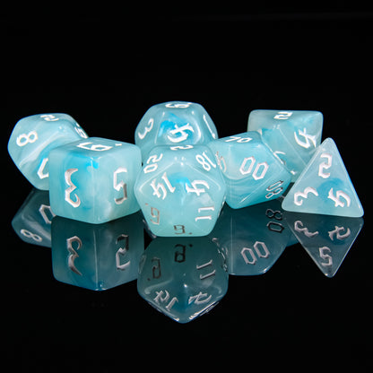 Lot de 7 dés multiformat en boîte – Nuage Blanc – Jeu de rôle. Set bleu ciel et blanc effet nuageux avec chiffres blancs (D4, D6, D8, D10, D00, D12, D20). Un design doux et aérien parfait pour Donjons & Dragons, Pathfinder et autres jeux de rôle.
