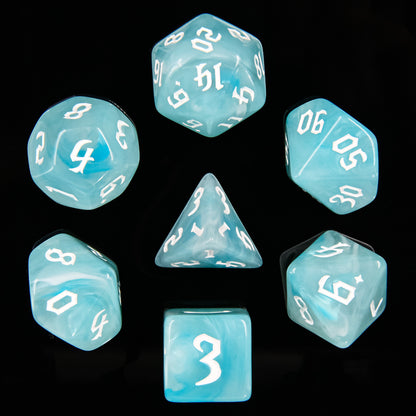 Lot de 7 dés multiformat en boîte – Nuage Blanc – Jeu de rôle. Set bleu ciel et blanc effet nuageux avec chiffres blancs (D4, D6, D8, D10, D00, D12, D20). Un design doux et aérien parfait pour Donjons & Dragons, Pathfinder et autres jeux de rôle.