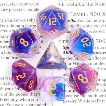 Lot de 7 dés en boîte – Rose Gold – Jeu de rôle. Set complet aux couleurs violettes, roses et bleues marbrées avec chiffres dorés (D4, D6, D8, D10, D00, D12, D20). Un set raffiné et unique pour Donjons & Dragons, Pathfinder et autres jeux de rôle.