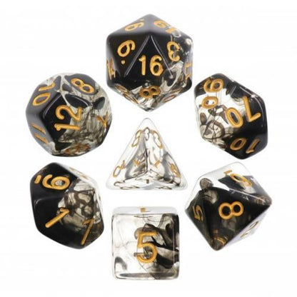 Lot de 7 dés en boîte – Dark Cloud – Jeu de rôle. Set complet noir et transparent effet nuageux avec chiffres dorés (D4, D6, D8, D10, D00, D12, D20). Un design sombre et mystérieux, parfait pour Donjons & Dragons, Pathfinder et autres jeux de rôle.