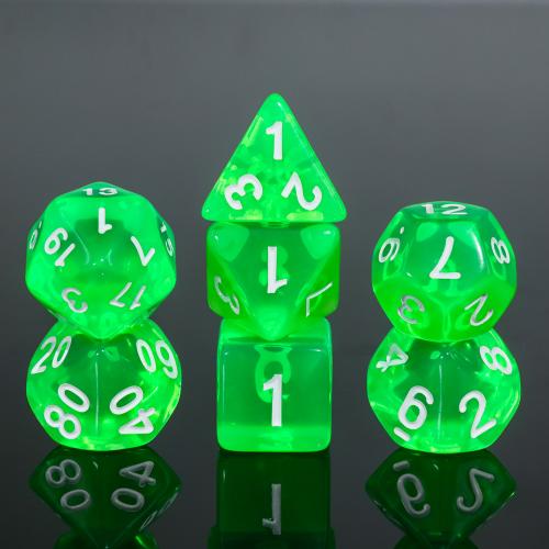 Lot de 7 dés multiformat – Gemmes vertes – Jeu de rôle. Set complet translucide vert avec chiffres blancs (D4, D6, D8, D10, D00, D12, D20). Des dés éclatants parfaits pour Donjons & Dragons, Pathfinder et autres jeux de rôle.
