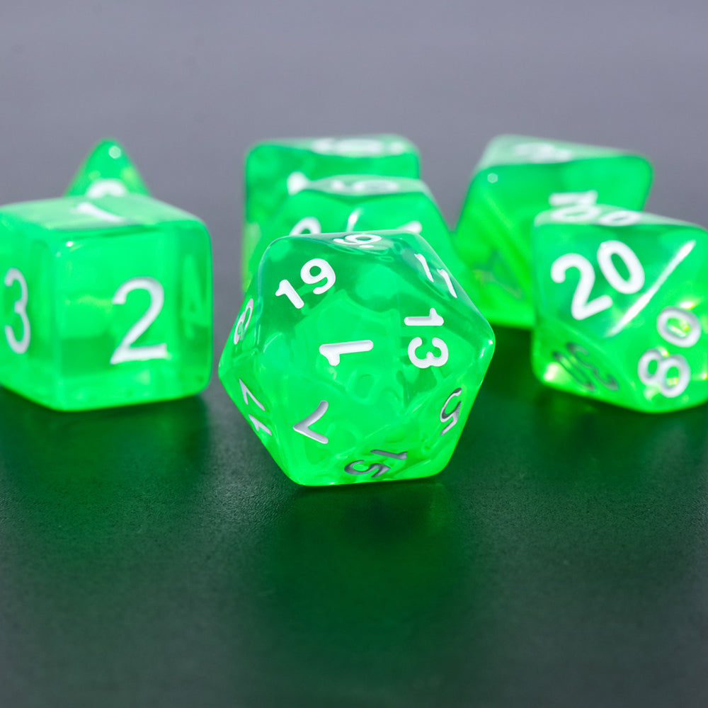 Lot de 7 dés multiformat – Gemmes vertes – Jeu de rôle. Set complet translucide vert avec chiffres blancs (D4, D6, D8, D10, D00, D12, D20). Des dés éclatants parfaits pour Donjons & Dragons, Pathfinder et autres jeux de rôle.