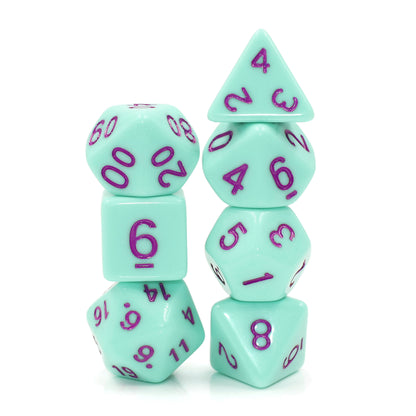 Lot de 7 dés multiformat – Rose Menthe – Jeu de rôle. Set complet pastel vert menthe avec chiffres violets (D4, D6, D8, D10, D00, D12, D20). Un style original et rafraîchissant parfait pour Donjons & Dragons, Pathfinder et autres jeux de rôle.