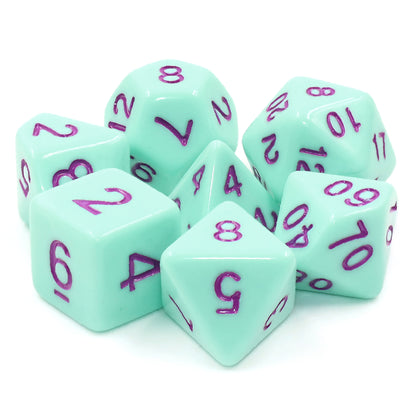 Lot de 7 dés multiformat – Rose Menthe – Jeu de rôle. Set complet pastel vert menthe avec chiffres violets (D4, D6, D8, D10, D00, D12, D20). Un style original et rafraîchissant parfait pour Donjons & Dragons, Pathfinder et autres jeux de rôle.