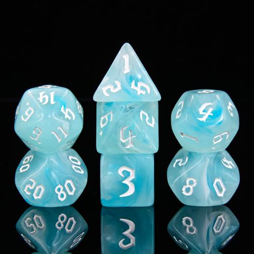 Lot de 7 dés multiformat en boîte – Nuage Blanc – Jeu de rôle. Set bleu ciel et blanc effet nuageux avec chiffres blancs (D4, D6, D8, D10, D00, D12, D20). Un design doux et aérien parfait pour Donjons & Dragons, Pathfinder et autres jeux de rôle.