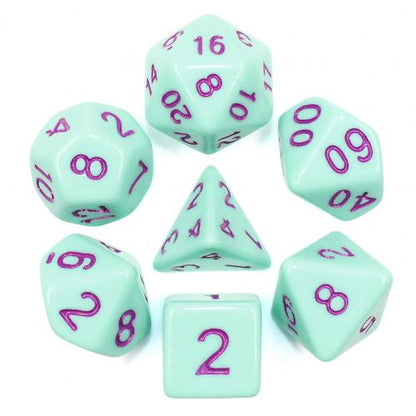 Lot de 7 dés multiformat – Rose Menthe – Jeu de rôle. Set complet pastel vert menthe avec chiffres violets (D4, D6, D8, D10, D00, D12, D20). Un style original et rafraîchissant parfait pour Donjons & Dragons, Pathfinder et autres jeux de rôle.