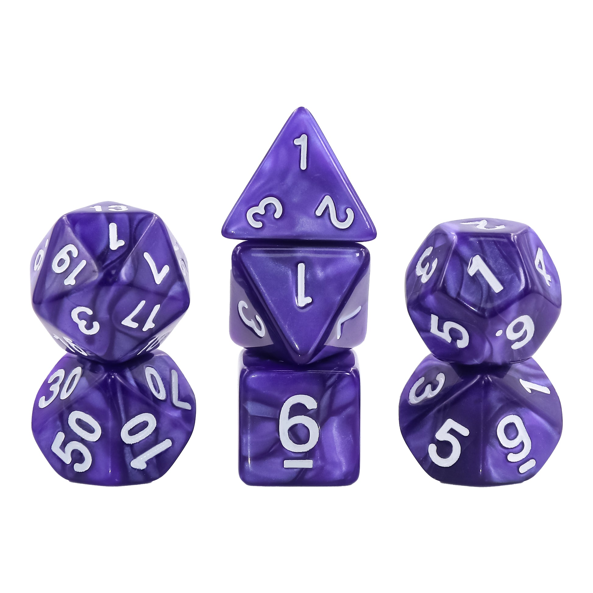 Lot de 7 dés violet nacré en acrylique, livrés dans une boîte rigide transparente. Idéal pour jeux de rôle et jeux de société, avec chiffres gravés et équilibrage précis pour des lancers fiables.