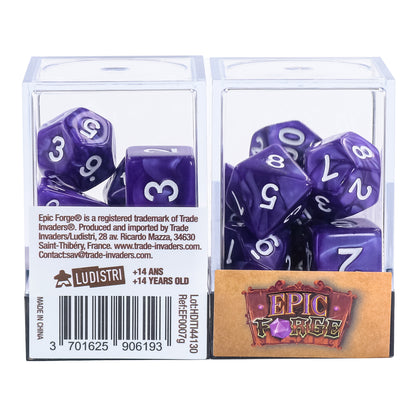 Lot de 7 dés violet nacré en acrylique, livrés dans une boîte rigide transparente. Idéal pour jeux de rôle et jeux de société, avec chiffres gravés et équilibrage précis pour des lancers fiables.