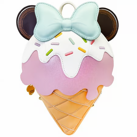 Sac à dos Loungefly - Minnie Ice Cream. Mini backpack Loungefly inspiré de Minnie Mouse sous forme de glace, avec un nœud bleu pastel, des oreilles iconiques et des décorations gourmandes. Produit sous licence officielle Disney, parfait pour les fans et collectionneurs.