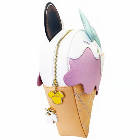 Sac à dos Loungefly - Minnie Ice Cream. Mini backpack Loungefly inspiré de Minnie Mouse sous forme de glace, avec un nœud bleu pastel, des oreilles iconiques et des décorations gourmandes. Produit sous licence officielle Disney, parfait pour les fans et collectionneurs.