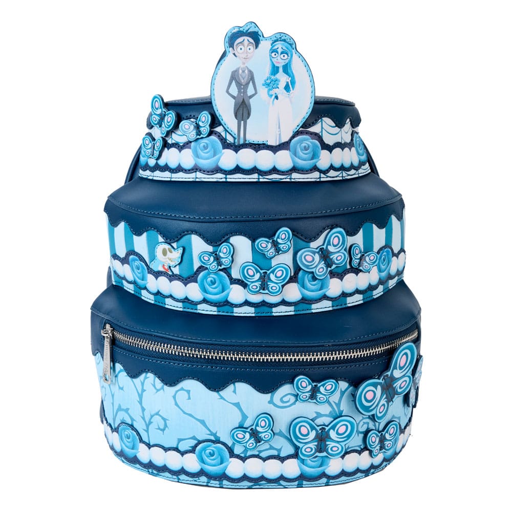 "Sac à dos Loungefly – Les Noces Funèbres – Wedding Cake. Design en forme de gâteau de mariage inspiré du film de Tim Burton. Détails soignés avec papillons, roses bleues et personnages emblématiques. Produit sous licence officielle, parfait pour fans et collectionneurs." 