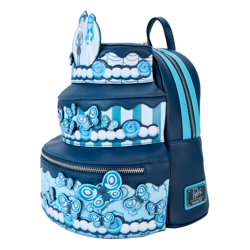 "Sac à dos Loungefly – Les Noces Funèbres – Wedding Cake. Design en forme de gâteau de mariage inspiré du film de Tim Burton. Détails soignés avec papillons, roses bleues et personnages emblématiques. Produit sous licence officielle, parfait pour fans et collectionneurs." 