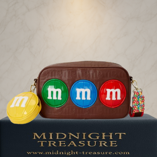 Sac à bandoulière Loungefly M&M’s avec porte-monnaie. Design chocolat embossé avec pastilles colorées et doublure intérieure exclusive. Accessoire collector parfait pour les fans de M&M’s.