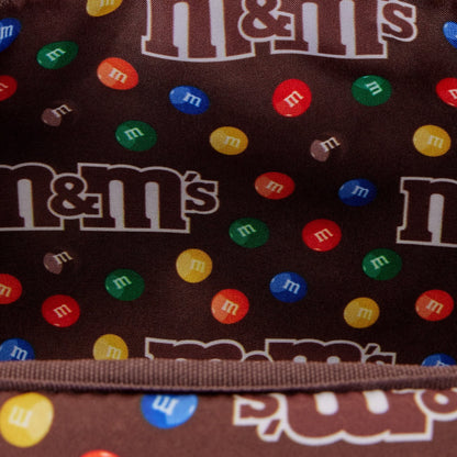 Sac à bandoulière Loungefly M&M’s avec porte-monnaie. Design chocolat embossé avec pastilles colorées et doublure intérieure exclusive. Accessoire collector parfait pour les fans de M&M’s.