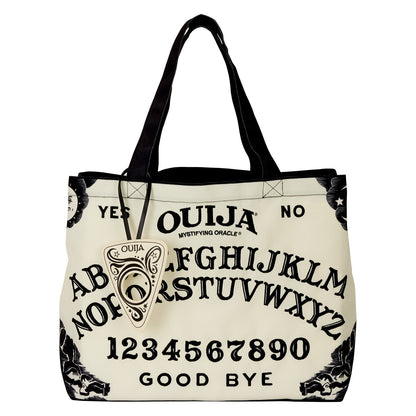 Tote Bag Loungefly Ouija Board – Hasbro. Sac canvas grand format avec design planche Ouija et effet Glow-in-the-Dark. Accessoire pratique et mystique pour fans d’ésotérisme et de pop culture.