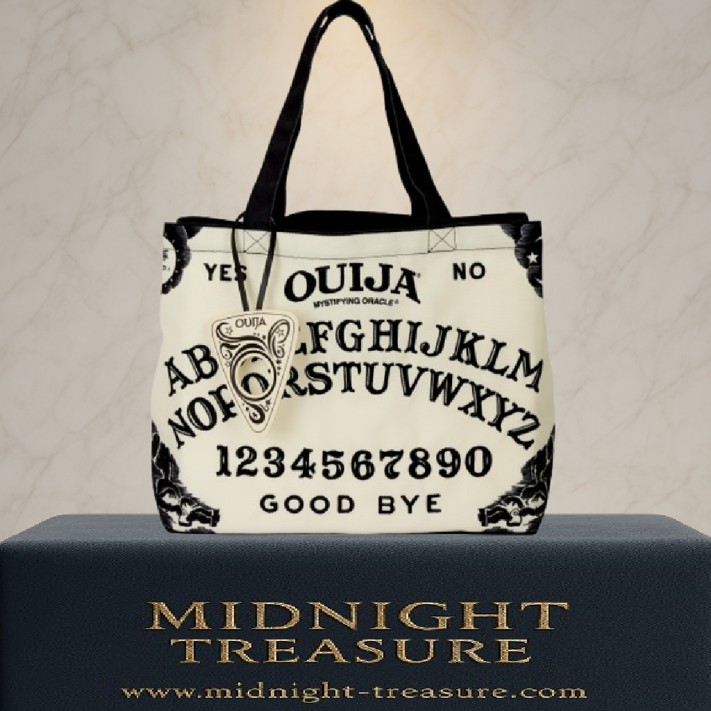 Tote Bag Loungefly Ouija Board – Hasbro. Sac canvas grand format avec design planche Ouija et effet Glow-in-the-Dark. Accessoire pratique et mystique pour fans d’ésotérisme et de pop culture.
