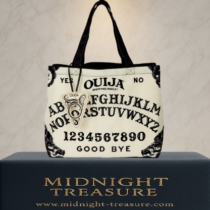 Tote Bag Loungefly Ouija Board – Hasbro. Sac canvas grand format avec design planche Ouija et effet Glow-in-the-Dark. Accessoire pratique et mystique pour fans d’ésotérisme et de pop culture.