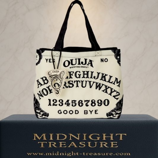 Tote Bag Loungefly Ouija Board – Hasbro. Sac canvas grand format avec design planche Ouija et effet Glow-in-the-Dark. Accessoire pratique et mystique pour fans d’ésotérisme et de pop culture.