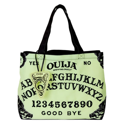 Tote Bag Loungefly Ouija Board – Hasbro. Sac canvas grand format avec design planche Ouija et effet Glow-in-the-Dark. Accessoire pratique et mystique pour fans d’ésotérisme et de pop culture.