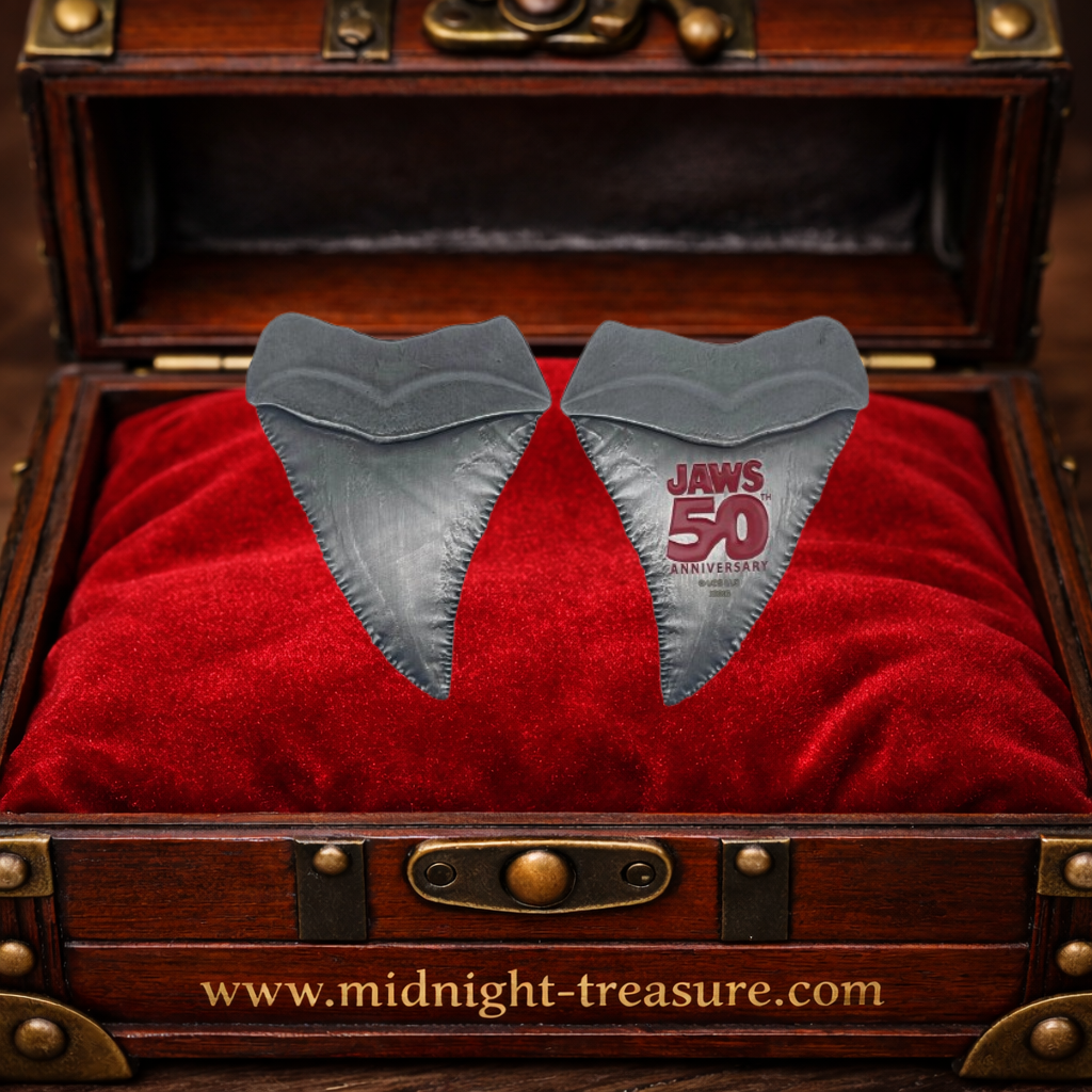 Médaillon officiel Les Dents de la Mer 50ᵉ anniversaire représentant une dent de requin en métal, édition limitée et numérotée, livré avec carte illustrée Amity Island pour collectionneurs et fans de Jaws.
