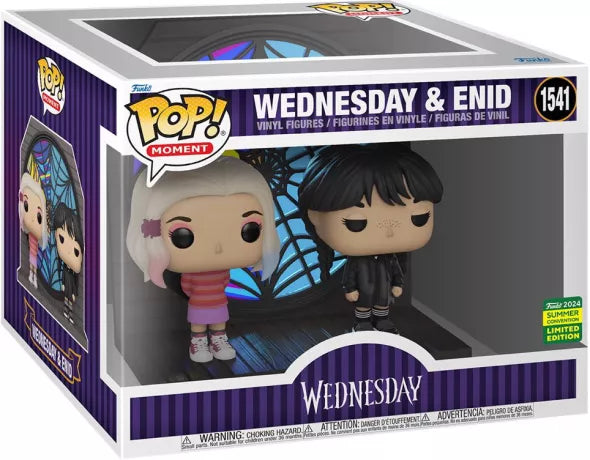 Funko Pop! Moment Wednesday & Enid (N°1541) – SDCC 2024. Figurines de Wednesday Addams et Enid Sinclair devant le vitrail de Nevermore Academy, édition limitée Summer Convention.