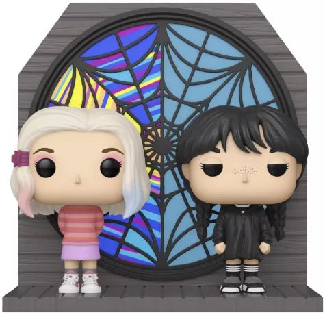 Funko Pop! Moment Wednesday & Enid (N°1541) – SDCC 2024. Figurines de Wednesday Addams et Enid Sinclair devant le vitrail de Nevermore Academy, édition limitée Summer Convention.