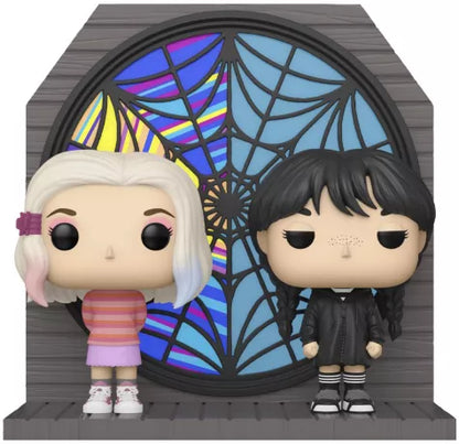 Funko Pop! Moment Wednesday & Enid (N°1541) – SDCC 2024. Figurines de Wednesday Addams et Enid Sinclair devant le vitrail de Nevermore Academy, édition limitée Summer Convention.