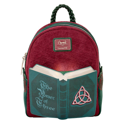 Mini backpack Loungefly – Charmed – The Power of Three – 21 x 11 x 27 cm. Sac à dos velours bordeaux et vert avec poche avant en forme de livre brodé, pendentif cristal et doublure thématique. Un must-have pour les fans de Charmed et de magie.

