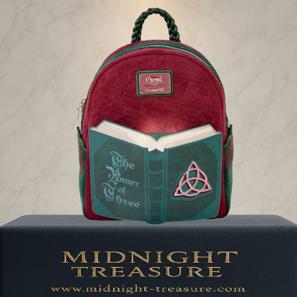 Mini backpack Loungefly – Charmed – The Power of Three – 21 x 11 x 27 cm. Sac à dos velours bordeaux et vert avec poche avant en forme de livre brodé, pendentif cristal et doublure thématique. Un must-have pour les fans de Charmed et de magie.

