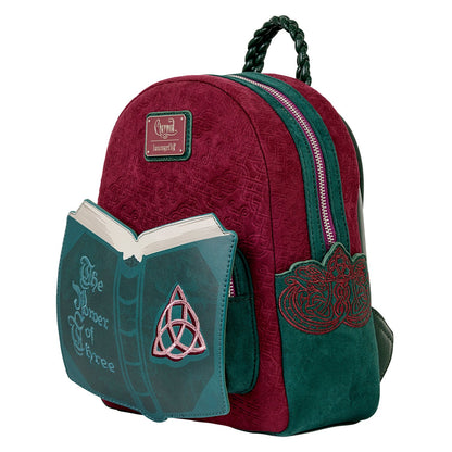Mini backpack Loungefly – Charmed – The Power of Three – 21 x 11 x 27 cm. Sac à dos velours bordeaux et vert avec poche avant en forme de livre brodé, pendentif cristal et doublure thématique. Un must-have pour les fans de Charmed et de magie.

