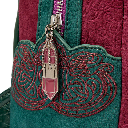 Mini backpack Loungefly – Charmed – The Power of Three – 21 x 11 x 27 cm. Sac à dos velours bordeaux et vert avec poche avant en forme de livre brodé, pendentif cristal et doublure thématique. Un must-have pour les fans de Charmed et de magie.


