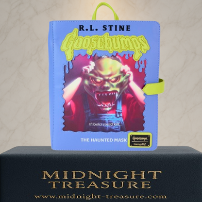 Mini sac à dos Loungefly – Goosebumps / Chair de Poule – The Haunted Mask – Glow in the Dark – 23 x 11 x 27 cm. Sac rigide en forme de livre avec illustration effrayante, effet phosphorescent et bretelles vertes. Parfait pour les fans d’horreur rétro et de pop culture.

