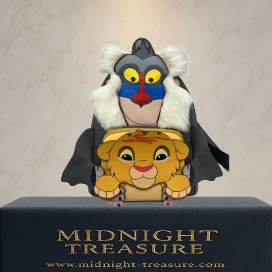 Mini sac à dos Loungefly – Le Roi Lion – Simba et Rafiki – 23 x 27 x 11 cm. Sac en simili cuir avec design en relief représentant Rafiki tenant Simba, détails brodés et finitions premium.