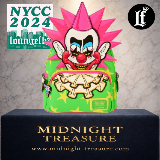 Mini Sac à Dos Loungefly Spikey – Killer Klowns from Outer Space – New York Comic Con 2024 Exclusive – 22,8 x 26,6 x 11,4 cm. Sac officiel MGM avec détails en relief, éléments Glow in the Dark, tirette pistolet à popcorn et doublure exclusive.