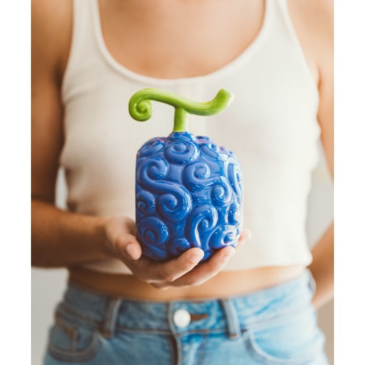 Mug 3D Fruit du Démon Gum-Gum – One Piece – 500 ml – Officiel. Reproduction fidèle en céramique du fruit Gum-Gum avec anse en forme de tige verte. Un mug collector pour les fans de Luffy et de One Piece.

